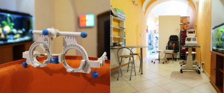 vlevo na fotografii - příjemná zkušební obruba a za ní optotyp na kterém je zrovna červenozelený test. Vpravo na fotografii - naše refrakční místnost